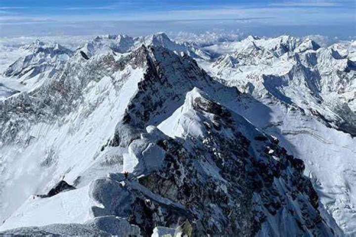 6 People Dead in Mount Everest Helicopter Crash