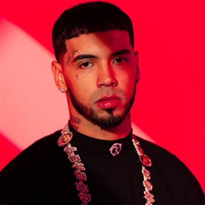 A Member of Anuel AA’s Entourage Allegedly Attacked a Paparazzi