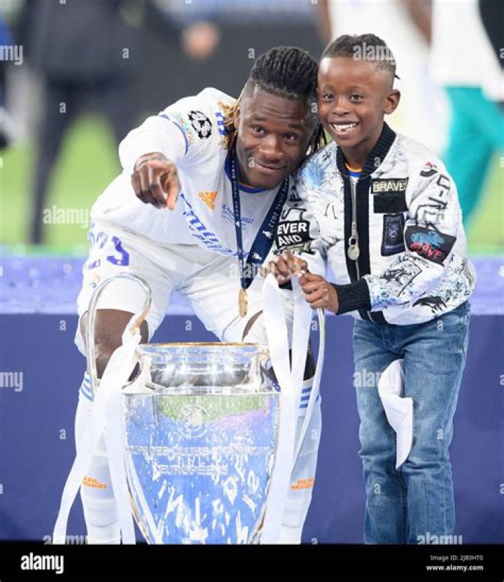 Award ceremony, Eduardo CAMAVINGA (Real) with cup and child, Soccer