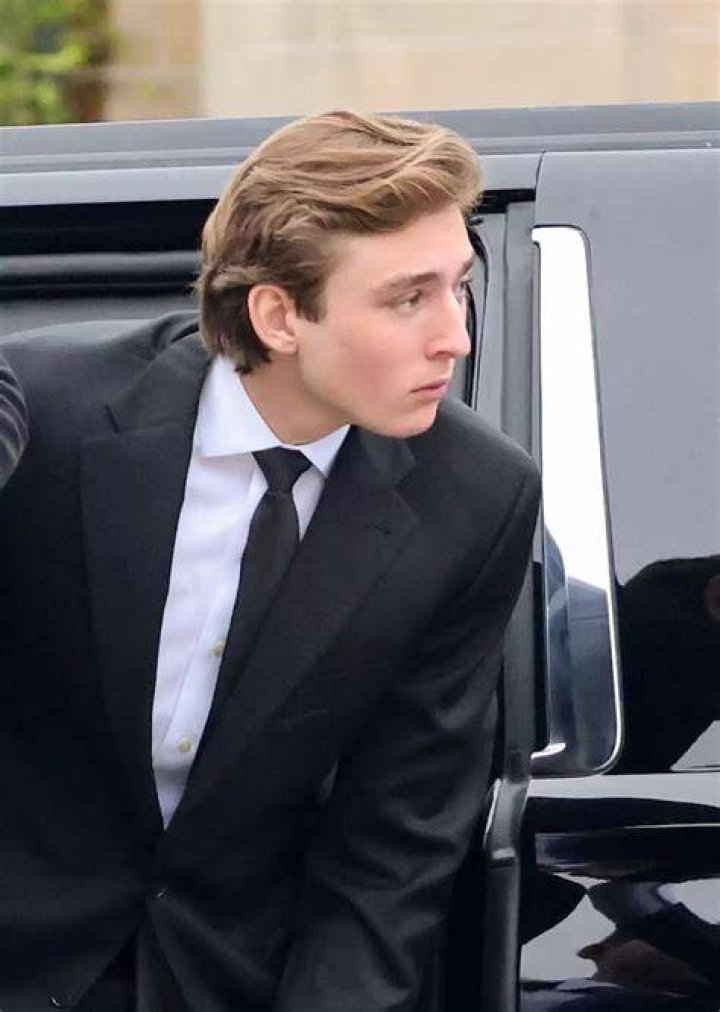 Barron Trump reaparece junto a su familia, est&aacute; irreconocible y alt&iacute;simo