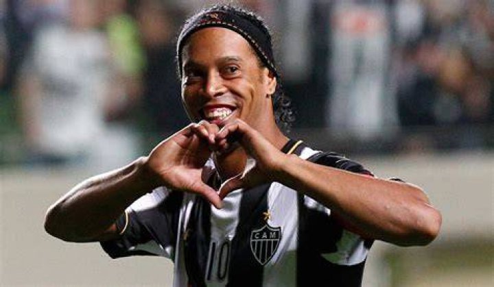 Brazilian football star Ronaldinho announces retirement