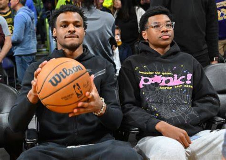 Bronny and Bryce James sit next to interesting celebrity at Lakers game