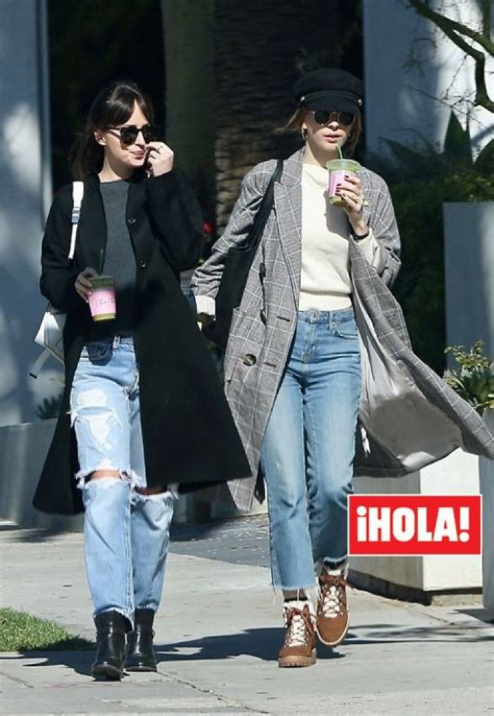 Dakota Johnson y Stella del Carmen, dos hermanas unidas por la moda