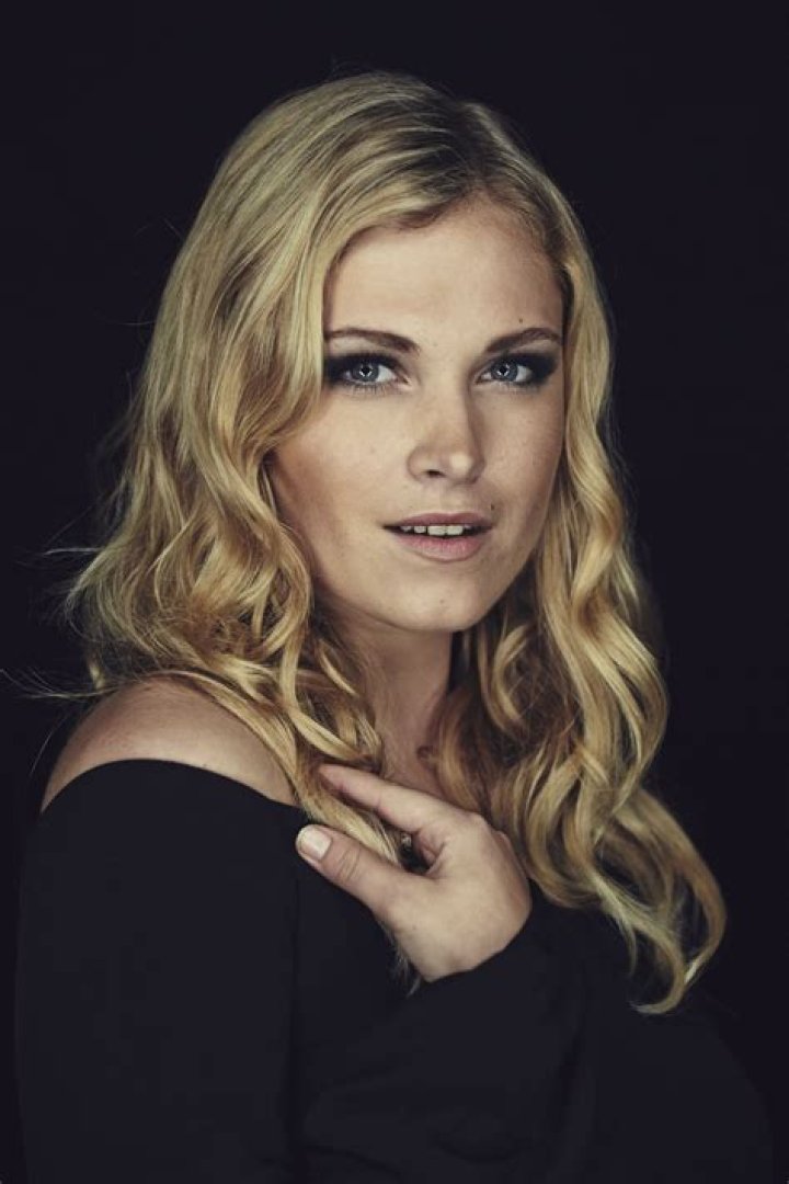 Eliza Taylor SDCC 2014 Portraits • CelebMafia