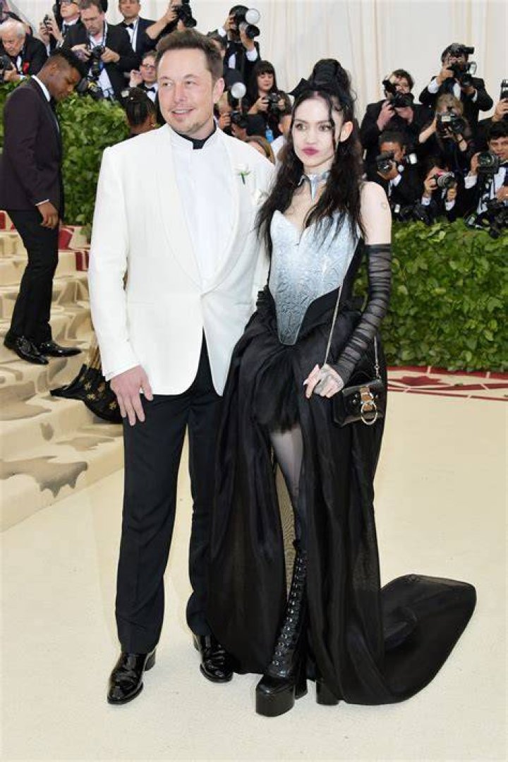 Elon Musk Is Dating Grimes Sick Chirpse