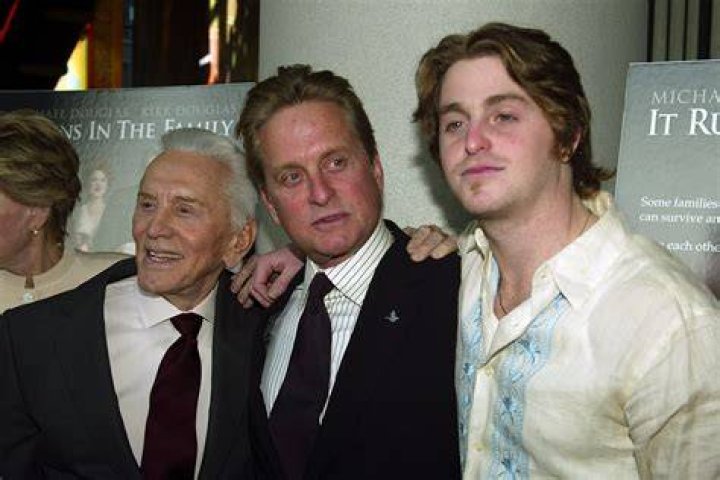 Filho de Michael Douglas celebra nascimento do filho com namorada