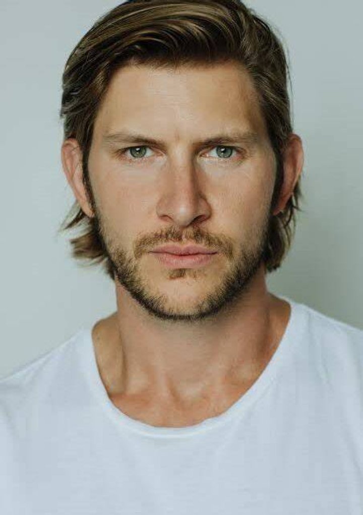Greyston Holt Bio, Age, Height, Family, Fiance, Career, Movie, TV