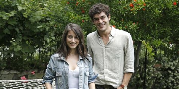 Hazal Kaya y Burak Deniz protagonizan el nuevo estreno de Divinity el