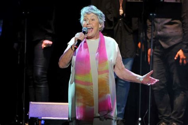 Helen Reddy's Roarin' Concert Look (PHOTO) HuffPost