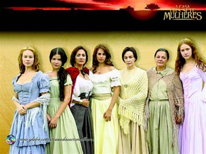 Ilustración de las siete mujeres superhéroes sobre un fondo blanco