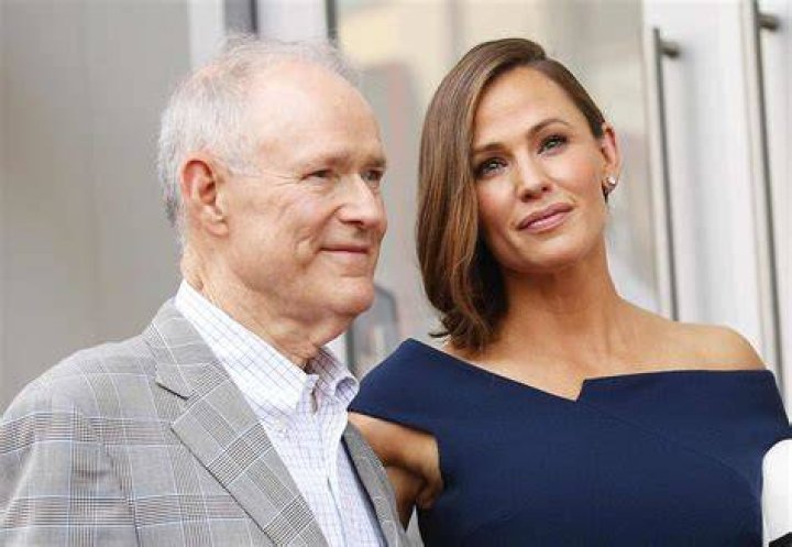 Jennifer Garner Out With Dad in LA March 2016 POPSUGAR Celebrity Photo 4