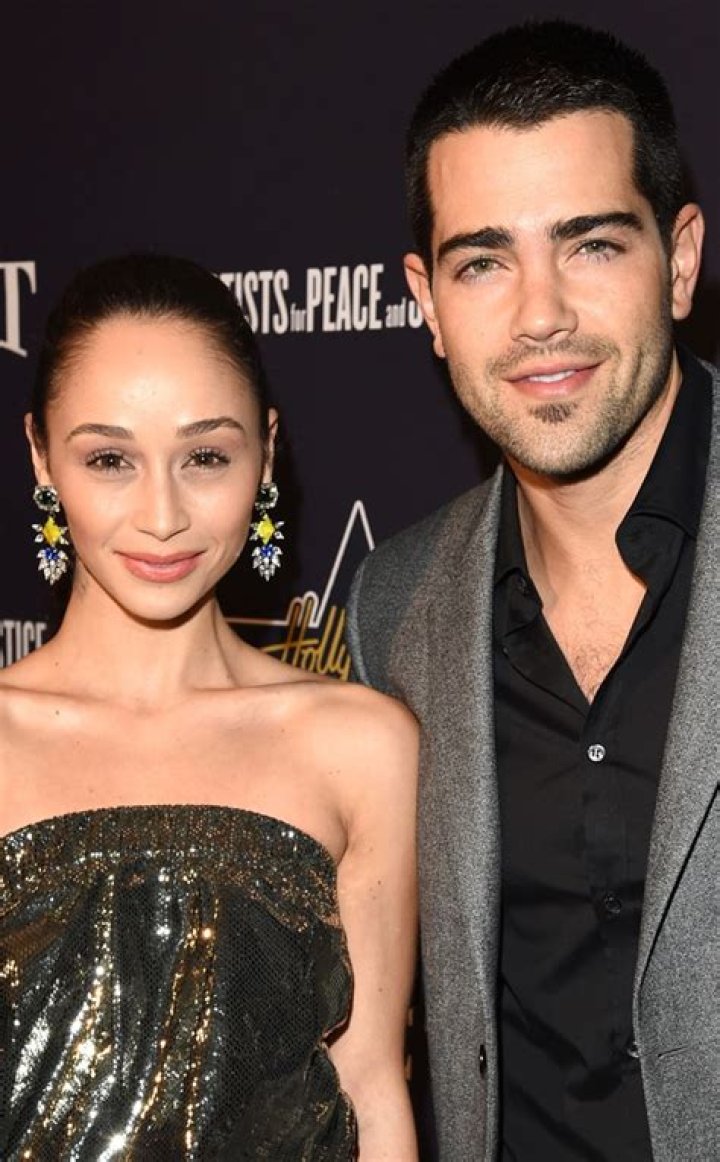 Jesse Metcalfe and Fianc&eacute;e Cara Santana Split Source