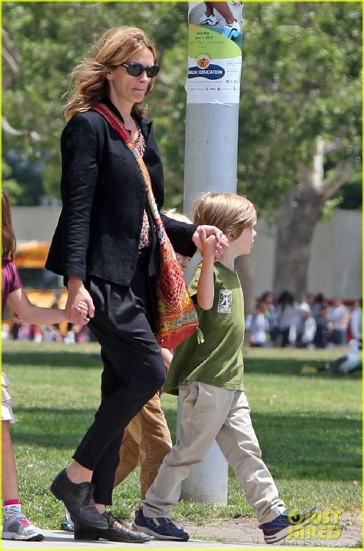 Julia Roberts Natural History Museum with Son Henry! Photo 2877788