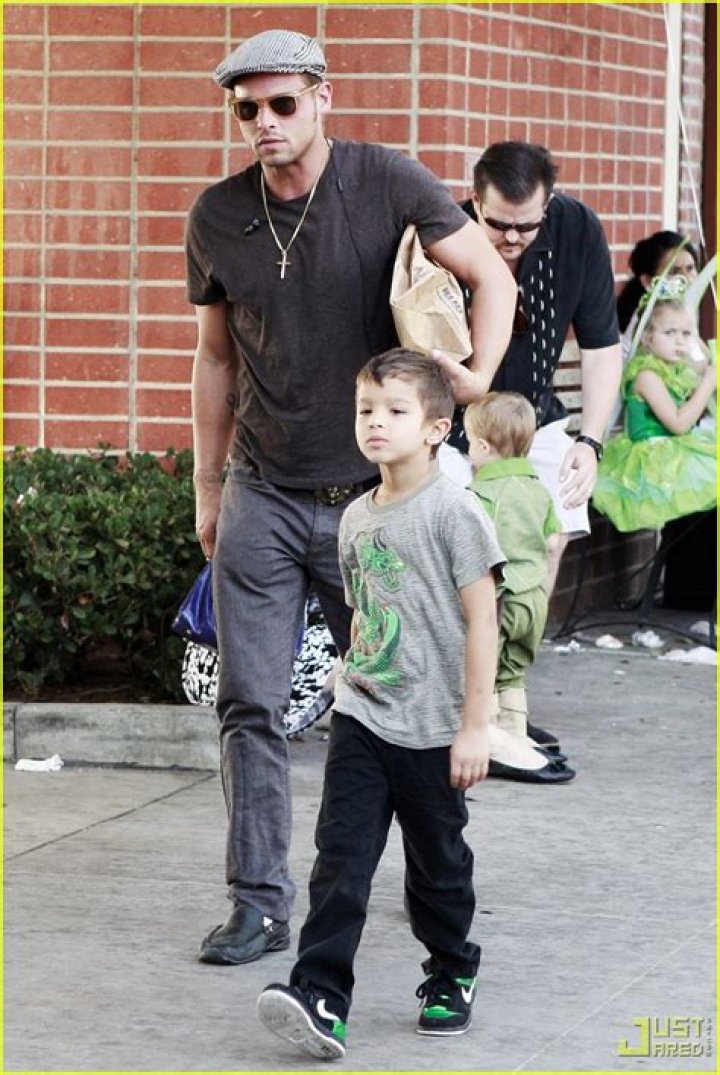 Justin Chambers Brings His Kids to Movie Premieres Photo 2363701