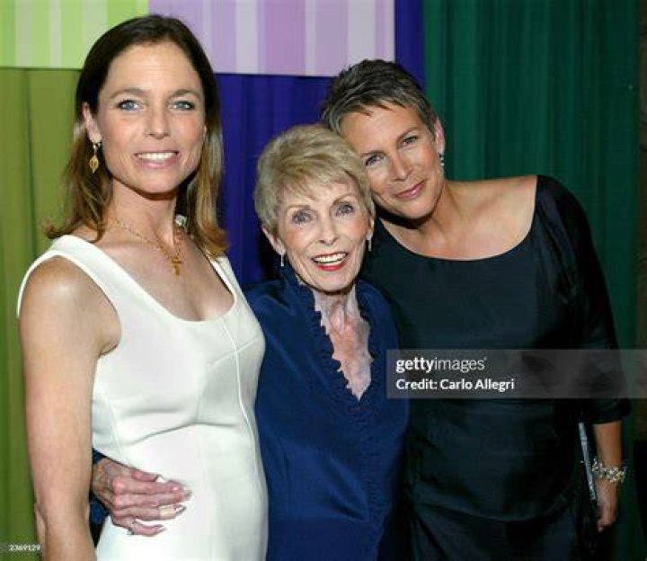 KELLY CURTIS AND JAMIE LEE CURTIS AT TONY'S FUNERAL Tony curtis