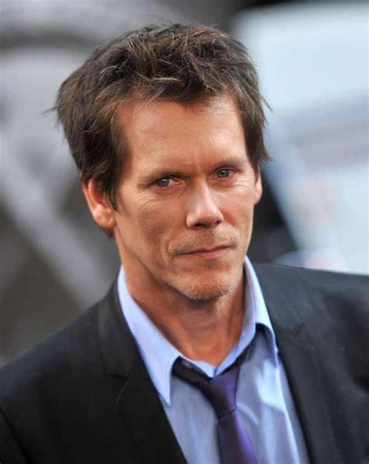 Kevin Bacon's daughter Sosie takes the plunge in figureflaunting