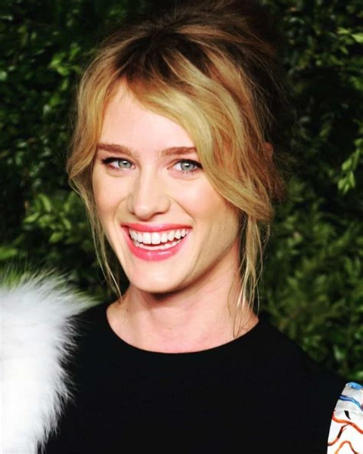 Mackenzie Davis Bio, Net worth, Height, Weight, Boyfriend, Affair