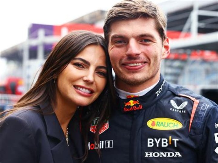 Max Verstappen ja Kelly Piquet seurustelevat Kvjatin kanssa