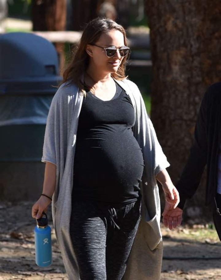 Natalie Portman & Pregnant America Ferrera Stun at Golden Globes 2018