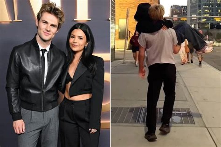 Nikki Rodriguez et Noah LaLonde des Walter Boys défilent sur le tapis