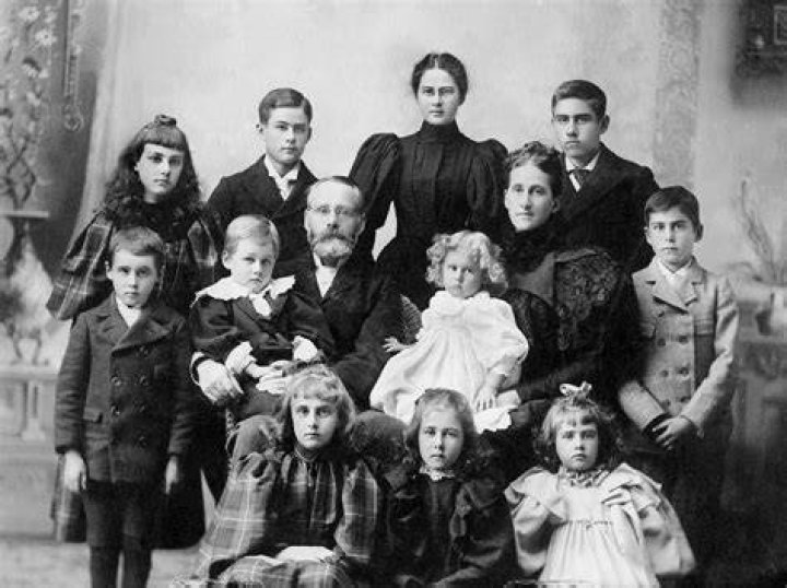 Old Family Photos How many of these celebrities do you recognise as