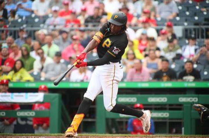 Oneil Cruz bat nearly hits fan, who gets Bryce Harper jersey