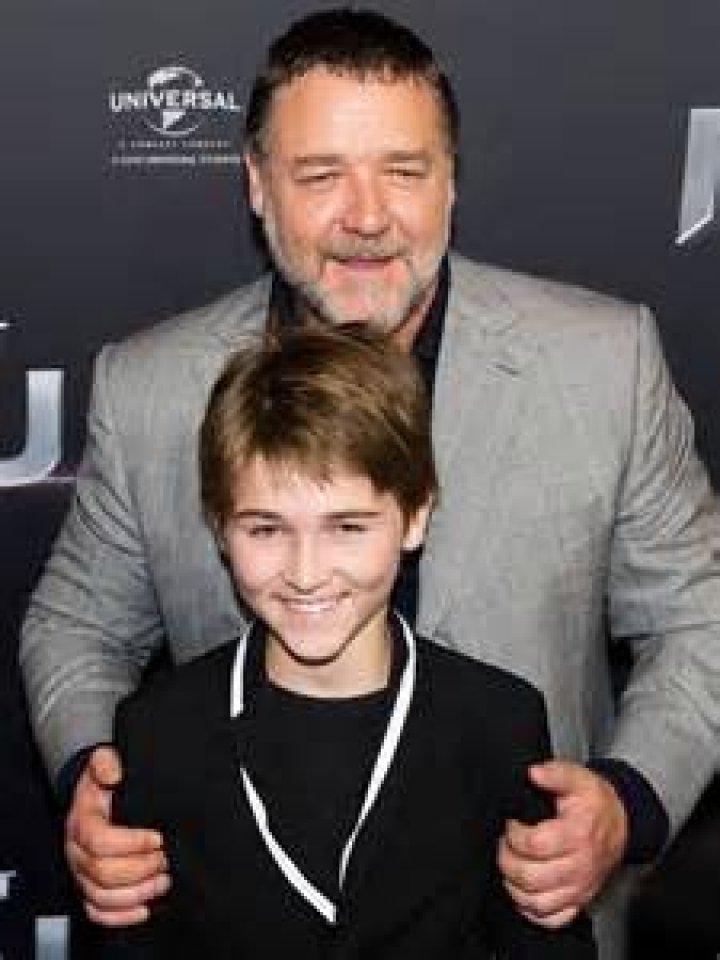 Russell Crowe&rsquo;s son Charles, 17, graduates high school as proud mum