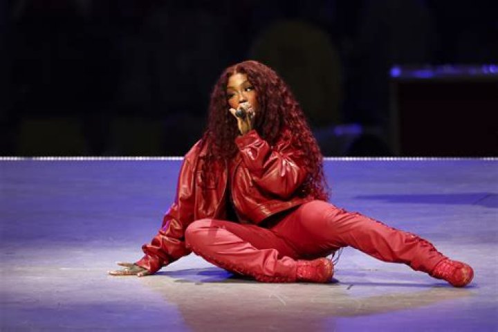 SZA Performs 'Love Galore' And 'The Weekend' Backed By Harlem's Gospel