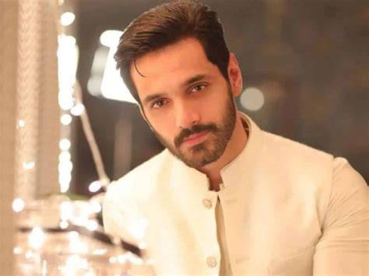 Wahaj Ali Beautiful Pictures With His Wife And Kids Pakistan